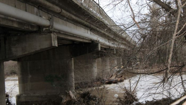 Търсят кой да ремонтира моста над река Златна Панега край Луковит